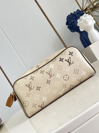 Fortok Louis Vuitton Dopp Kit Sand Beige Monogram Surplus Canvas 28 x 15 x 16.5cm