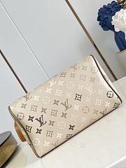 Fortok Louis Vuitton Dopp Kit Sand Beige Monogram Surplus Canvas 28 x 15 x 16.5cm - 2