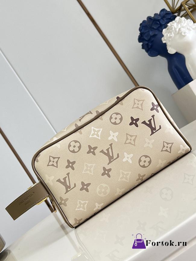 Fortok Louis Vuitton Locker Dopp Kit Sand Beige Monogram Shadow 23 x 13 x 12cm - 1