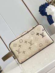 Fortok Louis Vuitton Locker Dopp Kit Sand Beige Monogram Shadow 23 x 13 x 12cm - 1