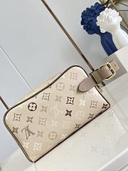 Fortok Louis Vuitton Locker Dopp Kit Sand Beige Monogram Shadow 23 x 13 x 12cm - 2
