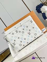 Fortok Louis Vuitton Pochette To-Go Monogram Shadow White 30 x 21.5 x 1cm - 1