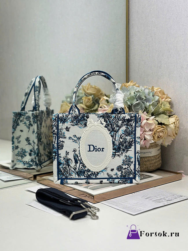 Fortok Dior Small Book Tote With Strap Blue Toile de Jouy Floral Garden Embroidery and White Dior Médaillon 26.5 x 22 x 14 cm - 1