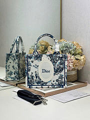 Fortok Dior Small Book Tote With Strap Blue Toile de Jouy Floral Garden Embroidery and White Dior Médaillon 26.5 x 22 x 14 cm - 1
