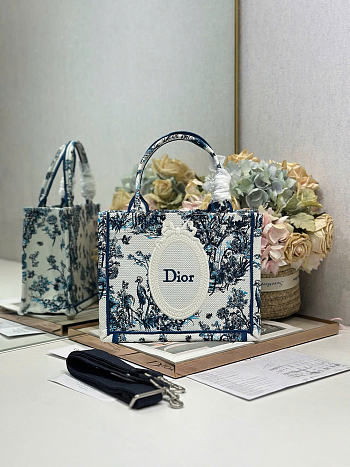 Fortok Dior Small Book Tote With Strap Blue Toile de Jouy Floral Garden Embroidery and White Dior Médaillon 26.5 x 22 x 14 cm