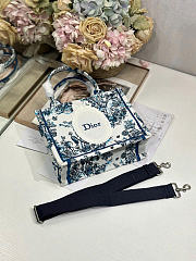 Fortok Dior Small Book Tote With Strap Blue Toile de Jouy Floral Garden Embroidery and White Dior Médaillon 26.5 x 22 x 14 cm - 2