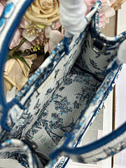 Fortok Dior Small Book Tote With Strap Blue Toile de Jouy Floral Garden Embroidery and White Dior Médaillon 26.5 x 22 x 14 cm - 3