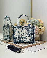 Fortok Dior Small Book Tote With Strap Blue Toile de Jouy Floral Garden Embroidery and White Dior Médaillon 26.5 x 22 x 14 cm - 4