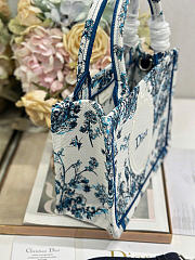 Fortok Dior Small Book Tote With Strap Blue Toile de Jouy Floral Garden Embroidery and White Dior Médaillon 26.5 x 22 x 14 cm - 5