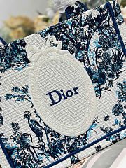 Fortok Dior Small Book Tote With Strap Blue Toile de Jouy Floral Garden Embroidery and White Dior Médaillon 26.5 x 22 x 14 cm - 6
