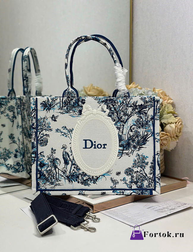 Fortok Dior Medium Book Tote With Strap Blue Toile de Jouy Floral Garden Embroidery and White Dior Médaillon 36 x 27.5 x 16.5 cm - 1