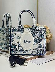 Fortok Dior Medium Book Tote With Strap Blue Toile de Jouy Floral Garden Embroidery and White Dior Médaillon 36 x 27.5 x 16.5 cm - 1