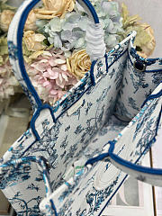 Fortok Dior Medium Book Tote With Strap Blue Toile de Jouy Floral Garden Embroidery and White Dior Médaillon 36 x 27.5 x 16.5 cm - 2