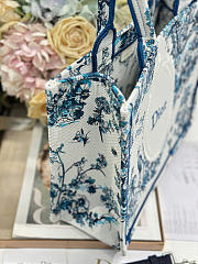 Fortok Dior Medium Book Tote With Strap Blue Toile de Jouy Floral Garden Embroidery and White Dior Médaillon 36 x 27.5 x 16.5 cm - 3