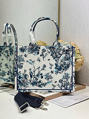 Fortok Dior Medium Book Tote With Strap Blue Toile de Jouy Floral Garden Embroidery and White Dior Médaillon 36 x 27.5 x 16.5 cm - 5
