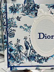Fortok Dior Medium Book Tote With Strap Blue Toile de Jouy Floral Garden Embroidery and White Dior Médaillon 36 x 27.5 x 16.5 cm - 6