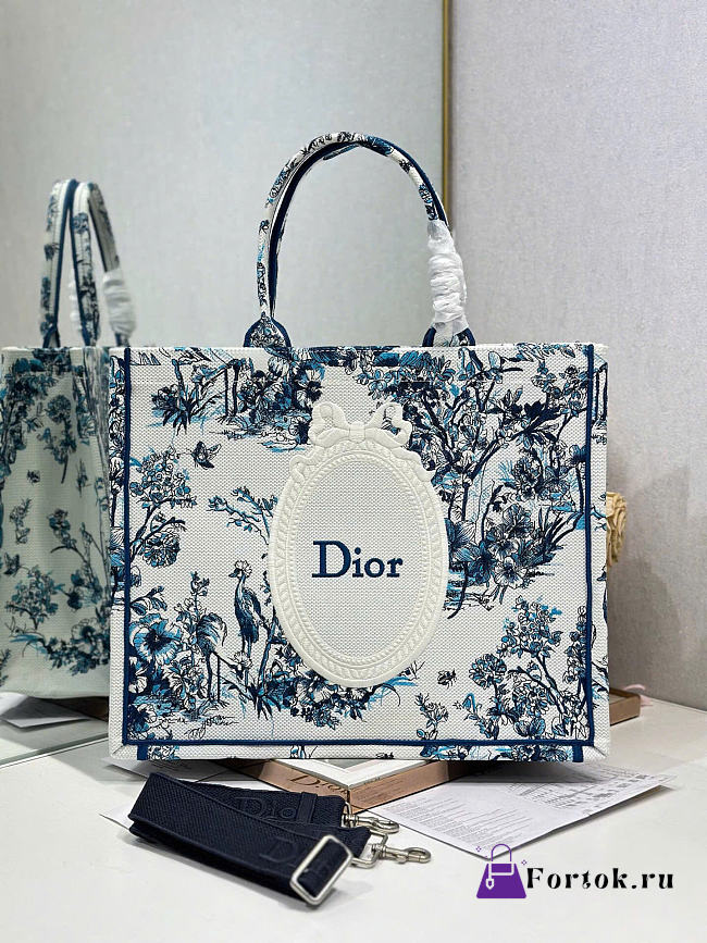 Fortok Dior Large Book Tote With Strap Blue Toile de Jouy Floral Garden Embroidery and White Dior Médaillon 42 x 35 x 18.5cm - 1