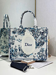 Fortok Dior Large Book Tote With Strap Blue Toile de Jouy Floral Garden Embroidery and White Dior Médaillon 42 x 35 x 18.5cm - 1