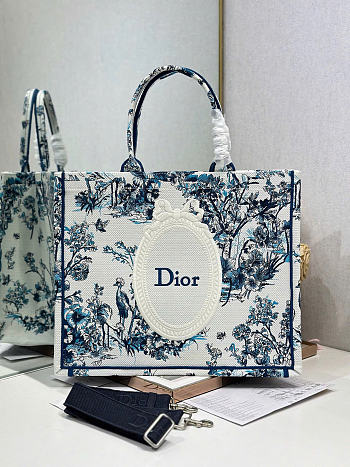 Fortok Dior Large Book Tote With Strap Blue Toile de Jouy Floral Garden Embroidery and White Dior Médaillon 42 x 35 x 18.5cm