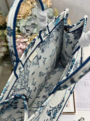 Fortok Dior Large Book Tote With Strap Blue Toile de Jouy Floral Garden Embroidery and White Dior Médaillon 42 x 35 x 18.5cm - 6