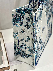 Fortok Dior Large Book Tote With Strap Blue Toile de Jouy Floral Garden Embroidery and White Dior Médaillon 42 x 35 x 18.5cm - 5