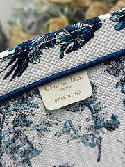 Fortok Dior Large Book Tote With Strap Blue Toile de Jouy Floral Garden Embroidery and White Dior Médaillon 42 x 35 x 18.5cm - 4