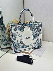 Fortok Dior Large Book Tote With Strap Blue Toile de Jouy Floral Garden Embroidery and White Dior Médaillon 42 x 35 x 18.5cm - 3