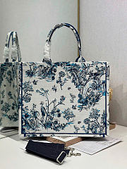 Fortok Dior Large Book Tote With Strap Blue Toile de Jouy Floral Garden Embroidery and White Dior Médaillon 42 x 35 x 18.5cm - 2