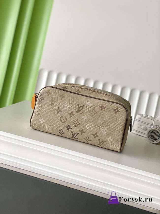 Fortok Louis Vuitton Dopp Kit Sand Beige Monogram Surplus Canvas 28 x 15 x 16.5cm - 1