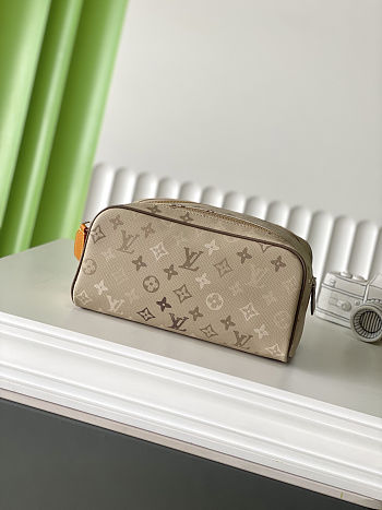 Fortok Louis Vuitton Dopp Kit Sand Beige Monogram Surplus Canvas 28 x 15 x 16.5cm