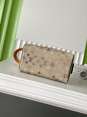 Fortok Louis Vuitton Dopp Kit Sand Beige Monogram Surplus Canvas 28 x 15 x 16.5cm - 5
