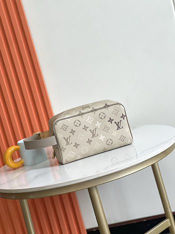 Fortok Louis Vuitton Locker Dopp Kit Sand Beige Monogram Shadow 23 x 13 x 12cm