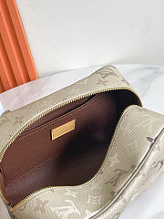 Fortok Louis Vuitton Locker Dopp Kit Sand Beige Monogram Shadow 23 x 13 x 12cm - 6