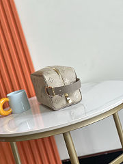 Fortok Louis Vuitton Locker Dopp Kit Sand Beige Monogram Shadow 23 x 13 x 12cm - 5