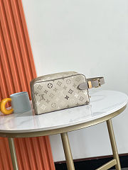 Fortok Louis Vuitton Locker Dopp Kit Sand Beige Monogram Shadow 23 x 13 x 12cm - 3