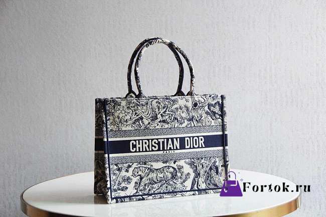 Fortok Dior Book Tote Ecru and Blue Toile de Jouy Embroidery 36 x 27.5 x 16.5 cm - 1