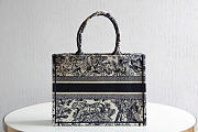 Fortok Dior Book Tote Ecru and Blue Toile de Jouy Embroidery 36 x 27.5 x 16.5 cm - 5