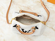 Fortok Louis Vuitton Speedy Bandoulière 25 Shearling Bag White 25x19x15cm - 4