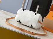 Fortok Louis Vuitton Speedy Bandoulière 25 Shearling Bag White 25x19x15cm - 6