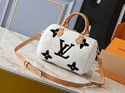 Fortok Louis Vuitton Speedy Bandoulière 25 Shearling Bag White 25x19x15cm - 3