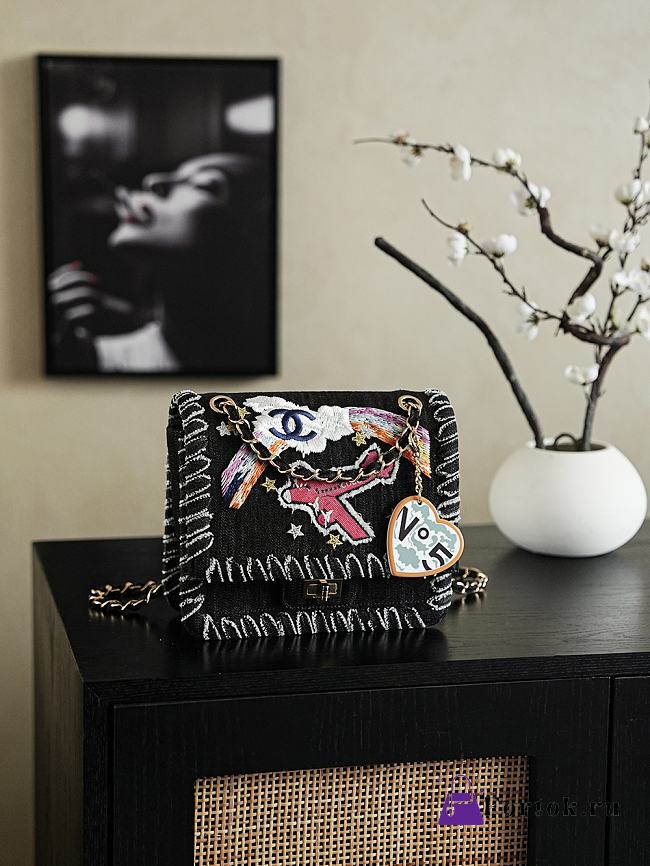Fortok Chanel Airplanes Denim Reissue Flap Bag 20 x 15.5x 6 cm  - 1