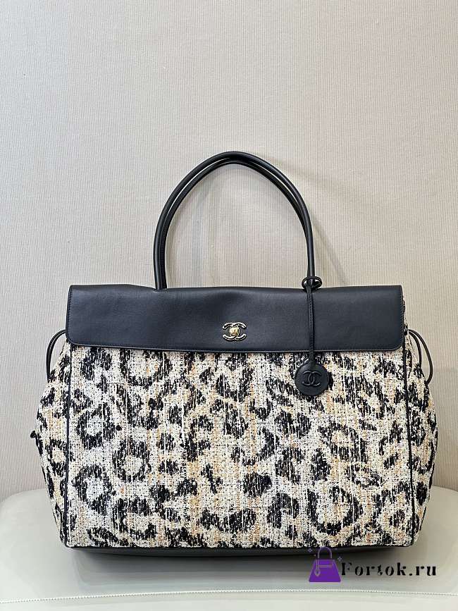 Fortok Chanel Urban Essentials Shopping Bag Striking Leopard-patterned Tweed 33×43×17.5cm - 1
