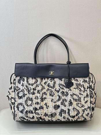 Fortok Chanel Urban Essentials Shopping Bag Striking Leopard-patterned Tweed 33×43×17.5cm